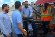 The personnel of the customer company tries to independently test the rails with the ultrasonic flaw detector UDS2-77 — educational training held by OKOndt Group in the USA, September 2019