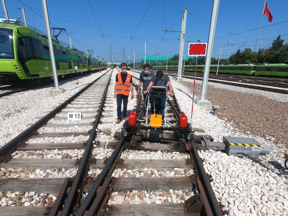 Practical training on how to operate the ultrasonic flaw detector UDS2-73 on real rails — on-site training for the Turkish specialists in August 2020